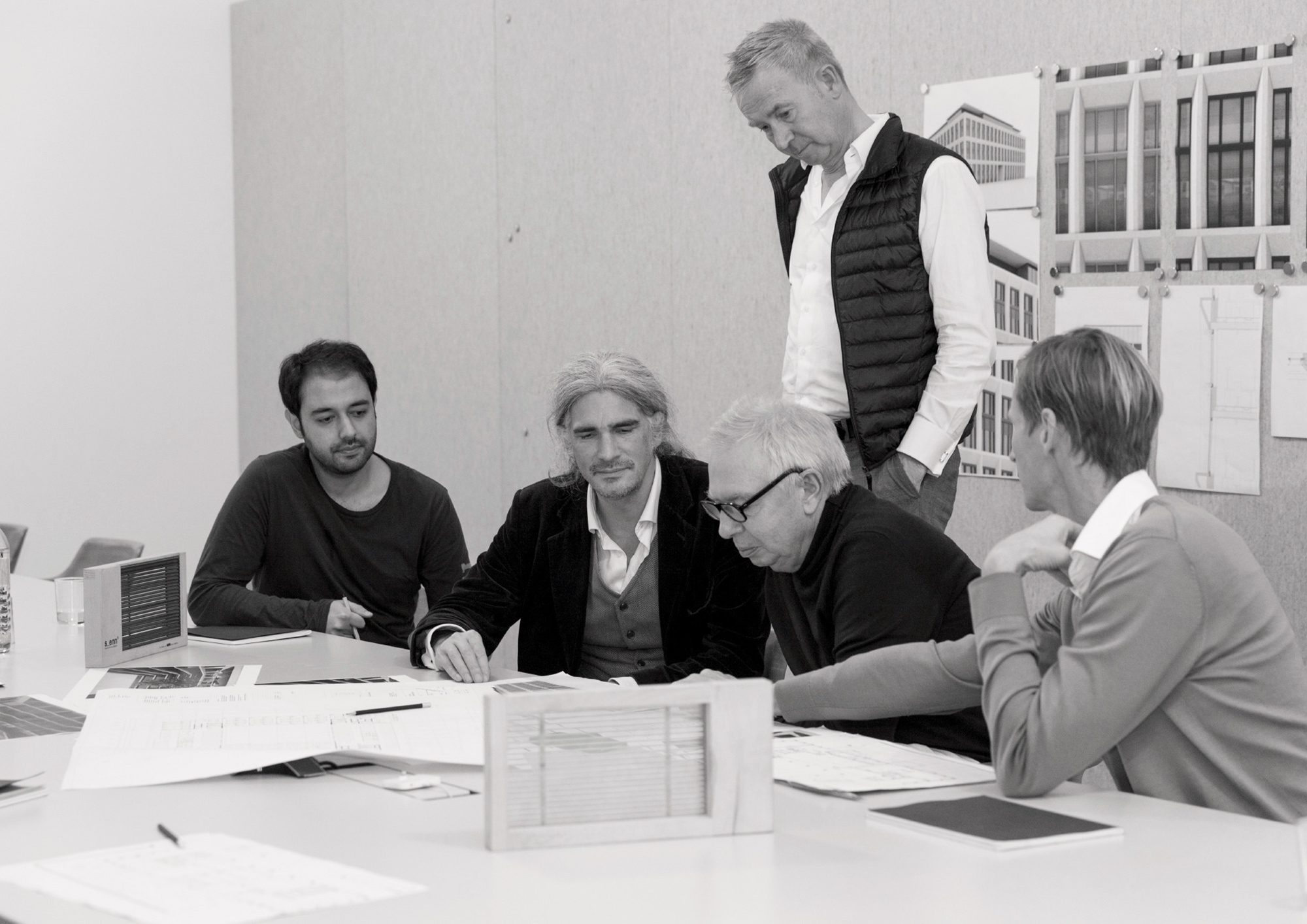 David Chipperfield and the KARL team working on the facade